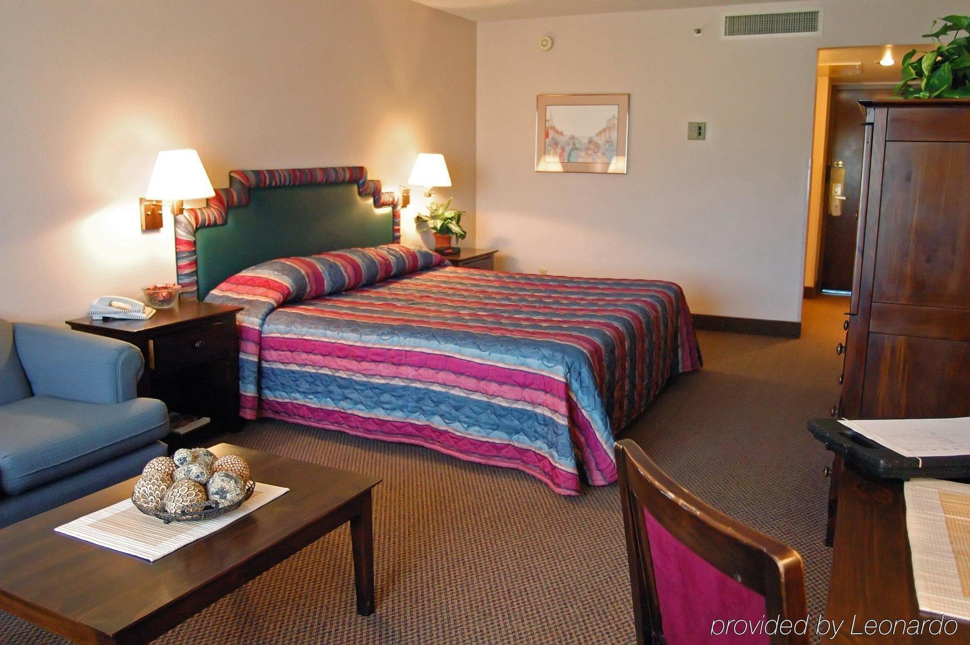 Four Points By Sheraton Phoenix South Mountain Room photo